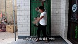 金毛把小孩扑倒抢东西吃了，小虎审问它，谁知这傻狗还不承认