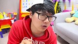 女孩帮爸爸照顾小弟弟，转头就把宝宝的牛奶喝光，宝宝伤心了
