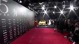 贾乃亮、李小璐出席芭莎慈善夜走红毯，主持调侃你们现场撒狗粮