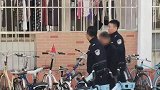 变态！山东一男子爬铁丝网窥大学女寝 被学生抓现行