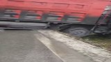司机估计想掉头，只是角度不到位，网友：万幸没翻车！