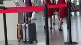 空姐都被挡在登机口外面了，不知道会不会延误