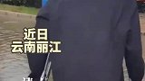 脚受伤男生过水坑，起跳后才发现用错脚
