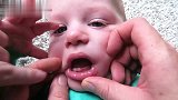 宝妈扒开3胞胎的嘴巴，想看看宝贝的牙齿，一个两个都不太配