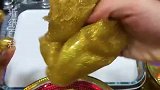 用银色与金色起泡胶、化妆品、亮片等混泥，无硼砂，你喜欢哪一个