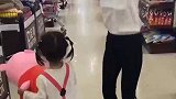 看姐妹来超市高兴的