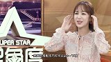 杨紫换新造型走机场，横格纹衬衫+金框眼镜知性优雅笑容好甜