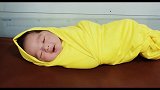 刚出生的宝宝被绑成茧蛹放在边上，不停张嘴寻乳，超级可爱