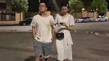 这女的鞋子一样穿一只，这得有多着急出门