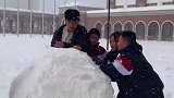 下雪天老师催促学生赶紧回教室上课