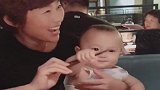 奶奶吃个小笼包容易吗直接被宝宝给拦截了，真是个小吃货