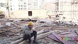 父亲去世给小伙一件衣服，小伙穿着去上班，老板认出是自己恩人