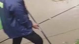 男子在水里电鱼，引其他钓友不满