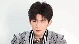 Tfboys航班被延误，王源和千玺粉丝开撕，两人回应暴露关系