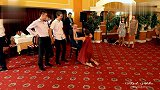 别让伴娘喝酒！平时她绝不会这么跳舞！