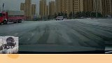 因下雪路面太滑，大巴车竟直接转了一圈