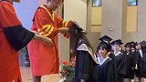 即将毕业的小姐姐太激动了，校长给她发毕业证书，她闹出个笑话！