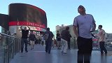 男子发疯似的大声尖叫，路人非常的疑惑