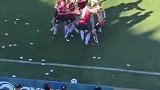 阿根廷罗萨里奥同城德比，庆祝进球需要盾牌来守护