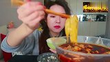 美食分享，靓女品尝麻辣烤鱼，你的吃法真特别