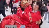 新人结婚现场，婆家长辈接力抱新娘进门