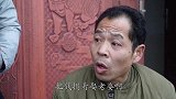 小伙送男子礼物，结果却被男子追着打，真是太逗了