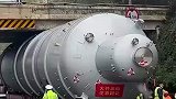 货车司机见义勇为，及时顶住了快要塌陷的桥梁