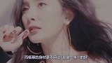 杨幂穿短裙上场，没想到舞台是镜面的，坐下时只好用一只手捂住