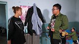 媳妇出门打工三个月，刚进家门老公就动手，结局真逗
