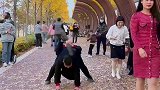 走路横着走的大哥，走在大街上绝对无人敢招惹，路人见了都躲着走