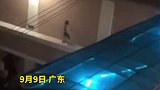 小女孩二年级住宿，在楼道哭着喊妈妈。网友：看着好心疼