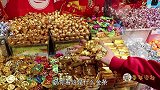 短剧；妈妈带虎妞上超市，虎妞看到金光闪闪的巧克力，可喜欢了