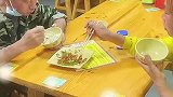 饭店老板记录一对淳朴的夫妻吃饭