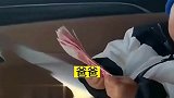 萌娃想给爸爸压岁钱，前提是爸爸要磕头