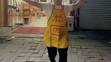 麻辣烫老板打烊后在店门口练武，别看身子壮打拳空翻样样行