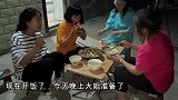 刚吃完饭道哥又带上了打野装备出发了，夜间抓小龙虾，乐趣无穷