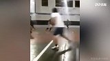 老哥骚起来自己都顶不住 中圈踩球自己被无情放倒