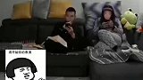 夫妻俩在沙发上玩手机，听到孩子的脚步声后秒读书