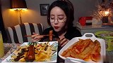 韩国美女吃炒年糕配泡菜，超满足