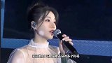 甜歌女神冯提莫再获金曲奖，性感长裙亮相盛典全场粉丝为之欢呼