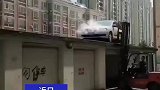 轿车违停堵住车库，车库主人直接叫来叉车