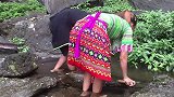 美女用石板煮鱼，野人看到熟了赶人，自己全独吞了！