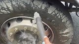 下坡路差点没刹住，用水冲车轱辘高温冒白烟！