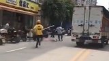 广西一男子街头持刀无故伤人 外卖哥躲过飞刀将其制服
