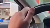 男子冒充领导去停车场停车，大爷见状不让男子掏钱
