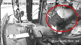 老人公交未到站要下车遭拒 行驶中抢方向盘还欲打司机