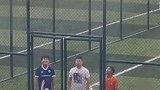男生们把球踢出场外路过小姐姐帮忙，可这高度有点为难小姐姐了校园生活