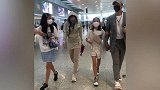 钟丽缇在机场为家人表演走猫步，一家人感情浓厚实在令人羡慕
