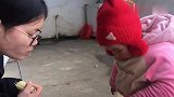 小萌娃跟着小姨吃吃甘蔗，没有掌握经验，嚼在嘴里好尴尬！
