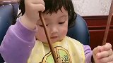 小女孩用筷子吃饭的样子，真的可爱极了